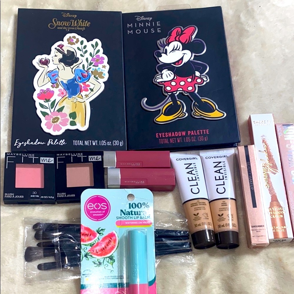 Disney Eyeshadow Palettes and Makeup bundle brand new never used.Sealed